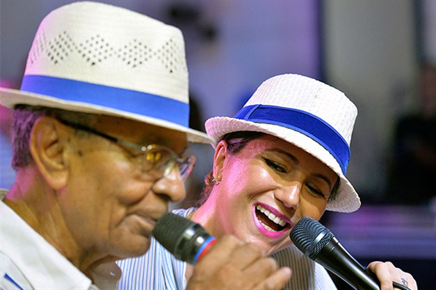 Com lotação esgotada, Portela recebeu Maria Rita na feijoada