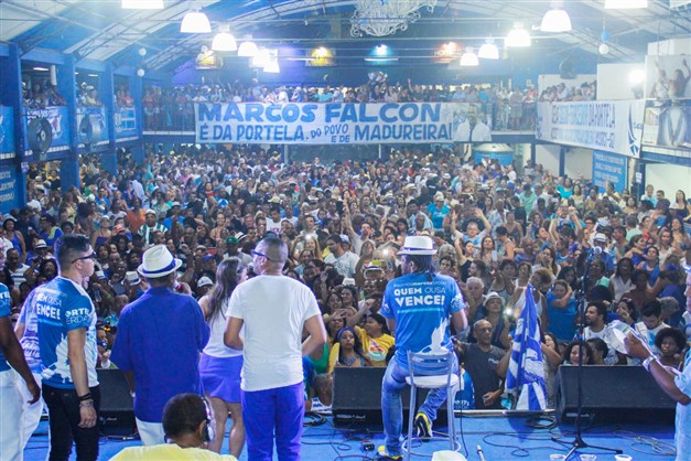 Xande levantou o público em sábado de homenagens na Feijoada da Portela