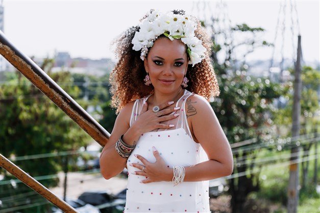 Porta-bandeira Lucinha Nobre homenageia Clara Nunes em ensaio fotográfico