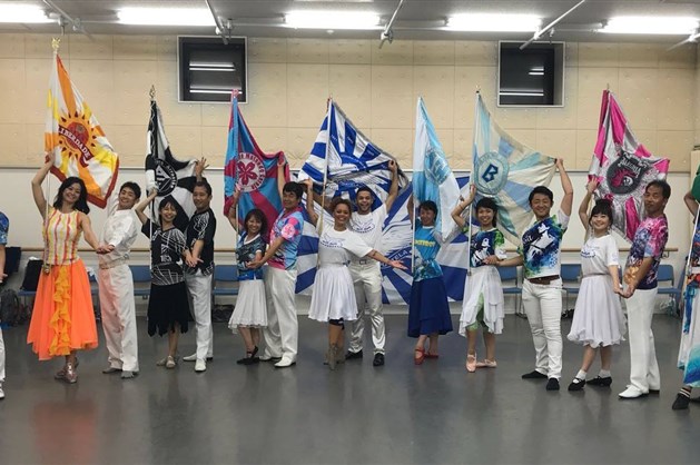 Japoneses aprendem arte da dança com casal de mestre-sala e porta-bandeira da Portela