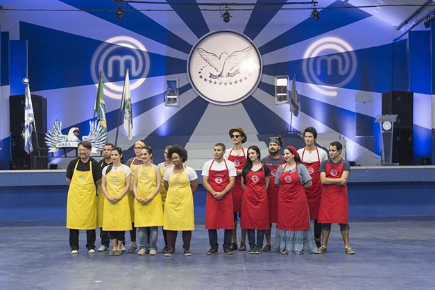 Cozinheiros do MasterChef Brasil disputam prova na quadra da Portela