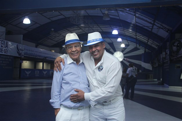 Gracyanne Barbosa participa do ensaio de rua da Portela