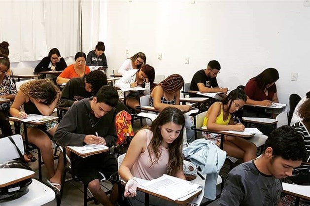 Alunos do pré-vestibular da Portela comemoram aprovação em universidades públicas